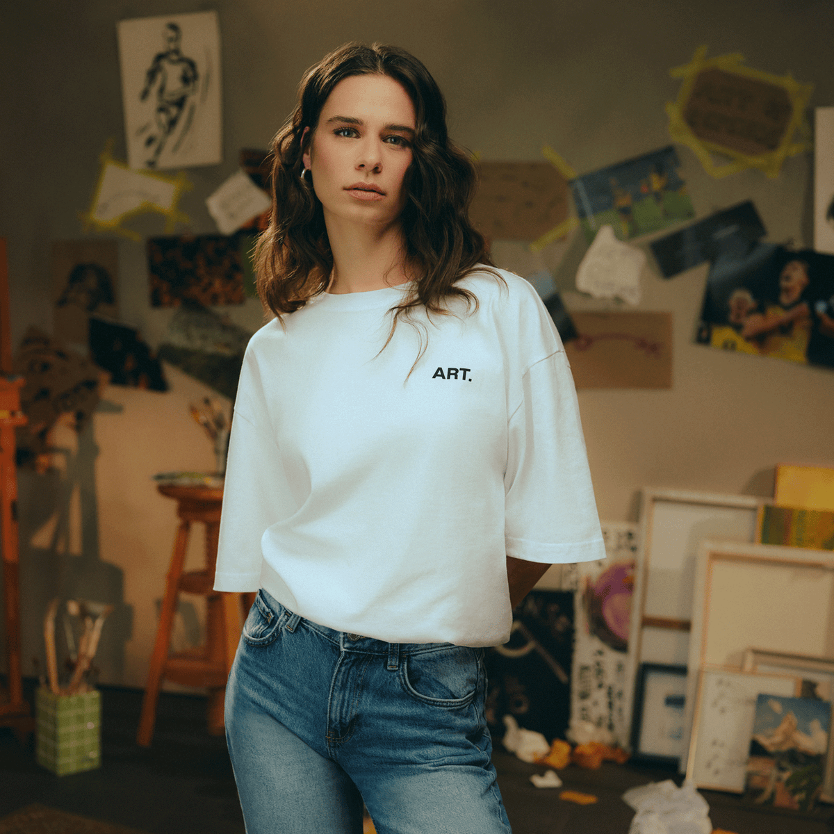 Weißes BVB INBY III T-Shirt für Damen mit minimalistischem Design und modernem Schnitt, präsentiert vor einer kreativen Atelierkulisse.