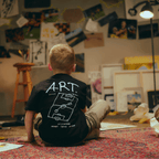 Schwarzes BVB-Kinder-T-Shirt mit 'ART'-Grafik und Fußball-Spielfeld-Design auf der Rückseite, ideal für junge Borussia-Dortmund-Fans.