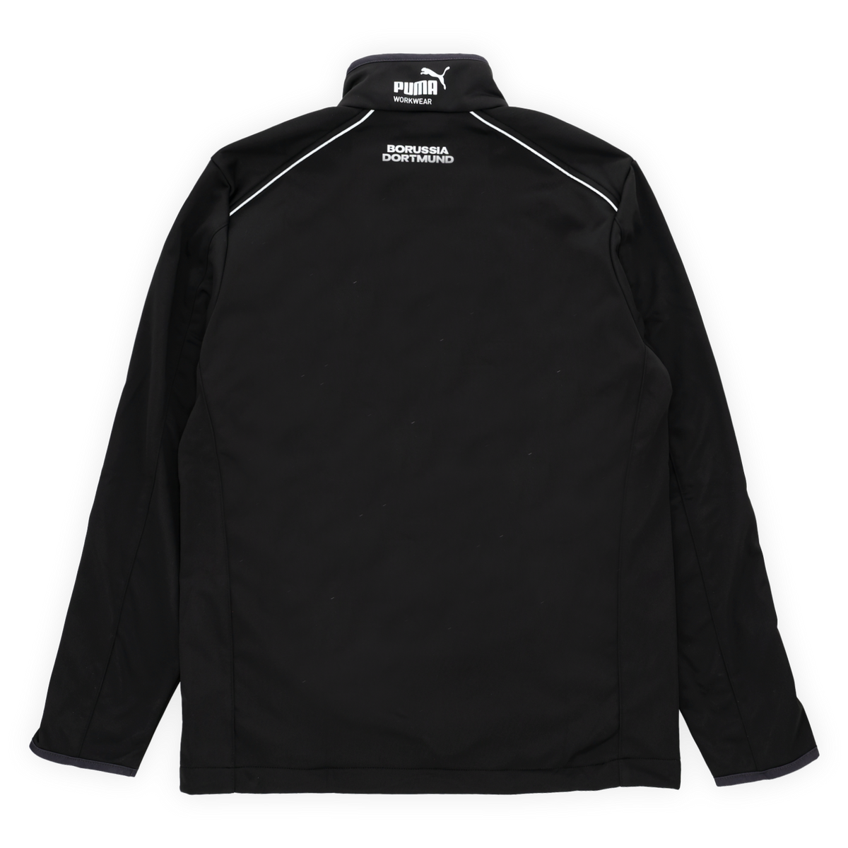 Schwarze BVB PUMA Softshell-Arbeitsjacke in der Rückansicht mit weißem Borussia Dortmund-Schriftzug und PUMA-Logo, Teil der Workwear-Kollektion.