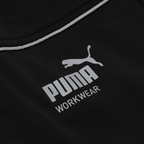 PUMA黑色软壳工装夹克，正面印有醒目的白色PUMA Workwear标志，既适合作为工作服，也适合休闲穿着。