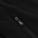 这款黑色多特蒙德（BVB）Puma Workwear软壳夹克侧面的拉链特写，采用黑黄配色设计，既适合球迷穿着，也适合工作场合。