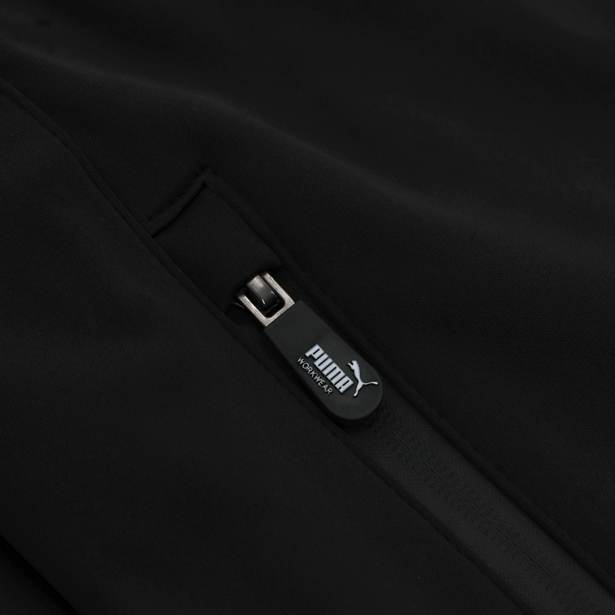 这款黑色多特蒙德（BVB）Puma Workwear软壳夹克侧面的拉链特写，采用黑黄配色设计，既适合球迷穿着，也适合工作场合。