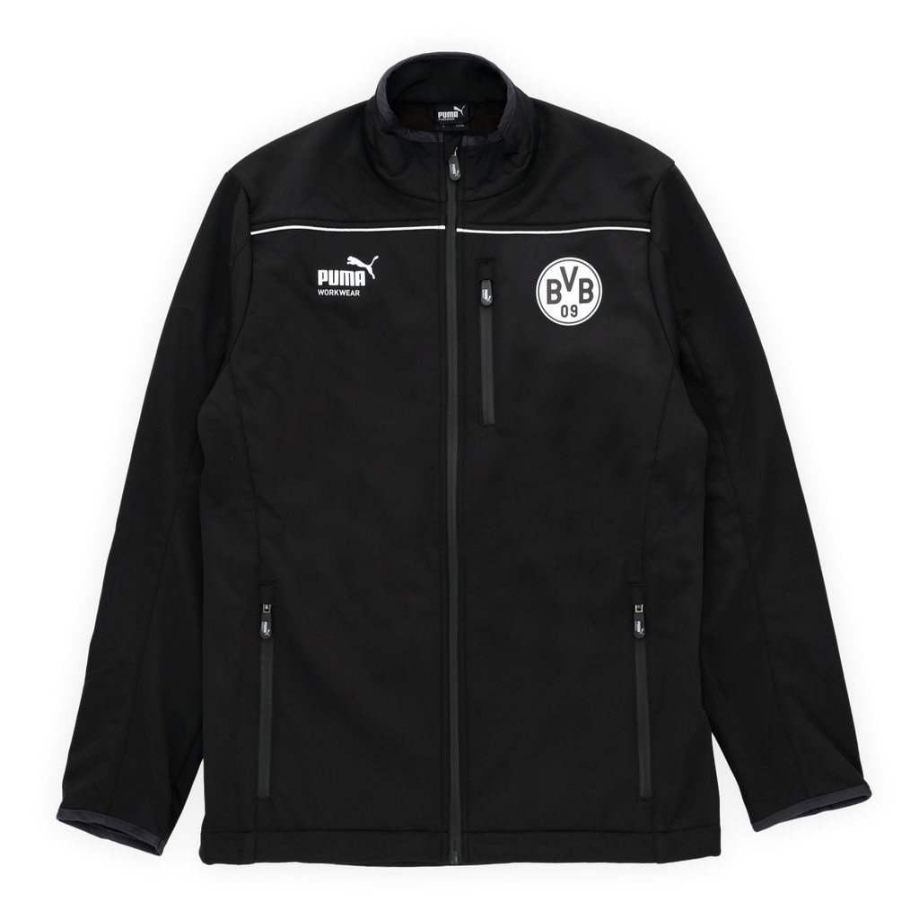 黑色多特蒙德（BVB）Puma Workwear Softshell工装夹克，胸前饰有白色BVB徽标和PUMA字样，配有拉链口袋，采用运动风格设计。