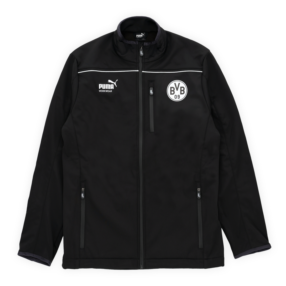 黑色多特蒙德（BVB）Puma Workwear Softshell工装夹克，胸前饰有白色BVB徽标和PUMA字样，配有拉链口袋，采用运动风格设计。