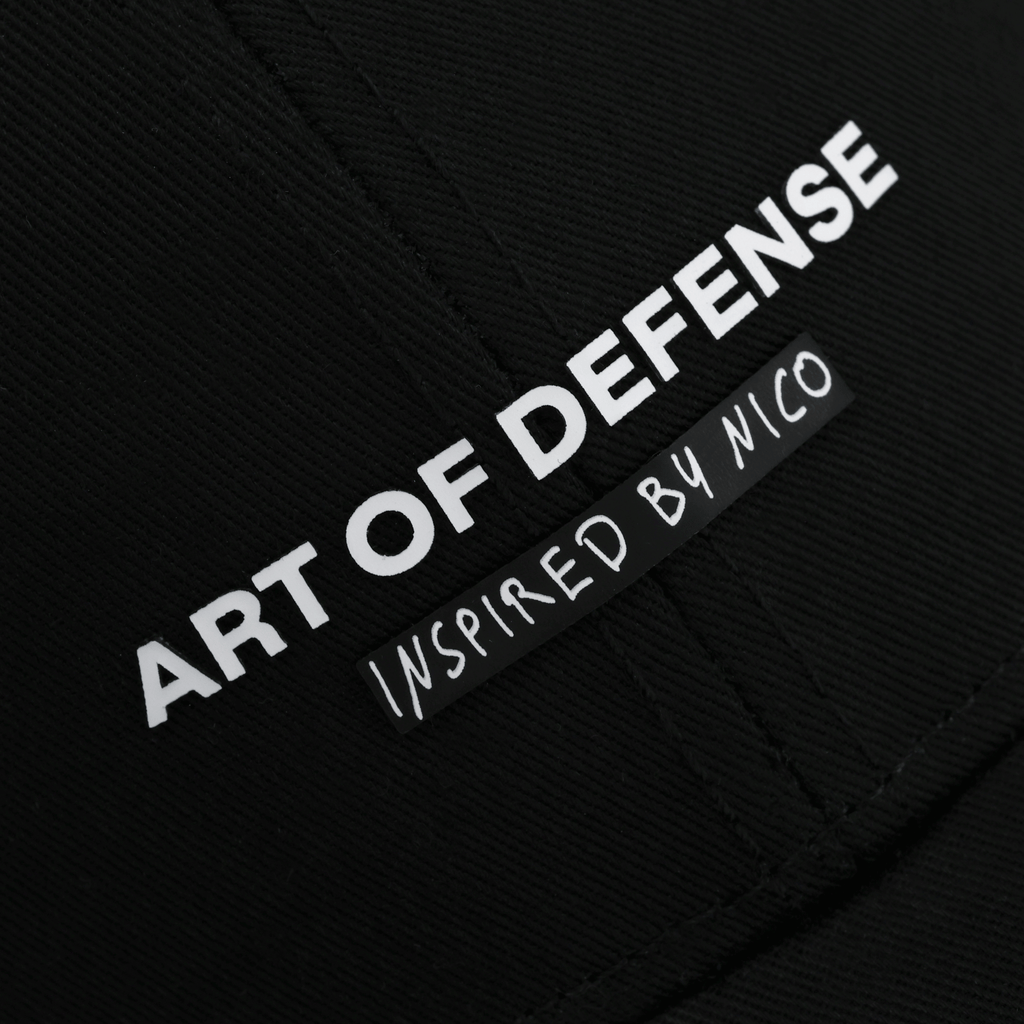 Cappellino nero del BVB con la scritta bianca ben visibile “Art of Defense” e l’aggiunta “Inspired by Nico” ad essa correlata.