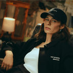 Cappellino nero del BVB dal design elegante con logo ricamato, indossato da un giovane in un ambiente informale.