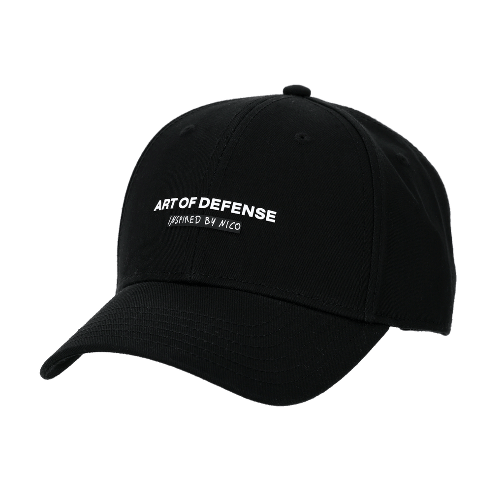 Cappellino nero con visiera ricurva e scritta bianca 'ART OF DEFENSE | INSPIRED BY NICO', articolo ufficiale per i tifosi del Borussia Dortmund.