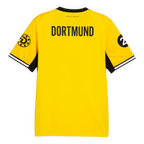 La maglia da casa del BVB stagione 26-27 da donna, nei colori nero e giallo, vista da dietro con la scritta “DORTMUND”. Ideale per i tifosi del Borussia Dortmund.
