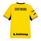 La camiseta de local del BVB de balonmano para la temporada 26-27, en negro y amarillo, lleva la inscripción «DORTMUND» en la espalda. Diseñada con los colores típicos del club.