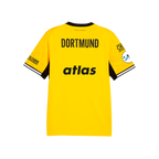 La camiseta de local del BVB de la temporada 26-27 para niños, en negro y amarillo, vista desde atrás con la inscripción «DORTMUND», los logotipos de los patrocinadores y «atlas».