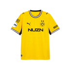 Camiseta de local del BVB de la temporada 26-27, en negro y amarillo, para niños, de manga corta, con el logotipo de Puma, el escudo del BVB y los logotipos de los patrocinadores; vista frontal.