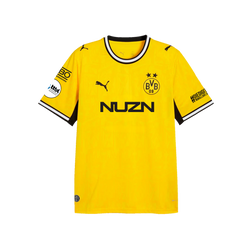 Camiseta de local del BVB de la temporada 26-27, en negro y amarillo, para niños, de manga corta, con el logotipo de Puma, el escudo del BVB y los logotipos de los patrocinadores; vista frontal.