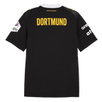 Vista posteriore della maglia da trasferta del BVB, nei colori nero e giallo, per la stagione di pallamano 2026-2027, con la scritta “DORTMUND” in giallo, i loghi degli sponsor in bianco e il fondo nero.