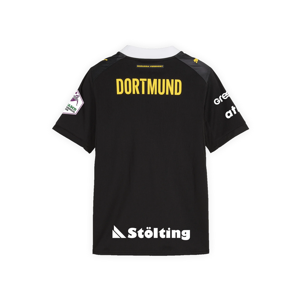 Das BVB Auswärtstrikot 26/27 für Kinder in schwarzgelber Farbkombination. Rückansicht mit gelbem Schriftzug 'Dortmund' und Sponsorenlogos auf den Ärmeln.