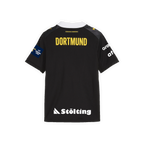 Das BVB-Auswärtstrikot 26-27 für Kinder in schwarzgelb, mit Rückansicht, gelbem 'DORTMUND'-Schriftzug, BVB-Logo und Sponsorenlogos.