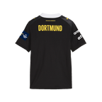 La maglia da trasferta del BVB stagione 26-27 per bambini nei colori nero e giallo, vista da dietro, con la scritta gialla “DORTMUND”, il logo del BVB e i loghi degli sponsor.