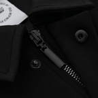Detailansicht eines schwarzen BVB-Inby III Tracksuits mit Reißverschluss und Knopfverschluss.