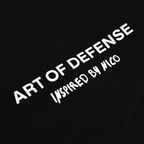 Detailansicht eines schwarzen BVB-Trainingsanzugs mit weißem 'Art of Defense - Inspired by Nico'-Schriftzug.