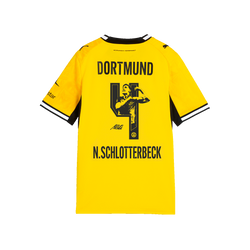 Vista posteriore della maglia da casa del BVB 26/27 con il numero 4 e l'immagine di Nico Schlotterbeck.