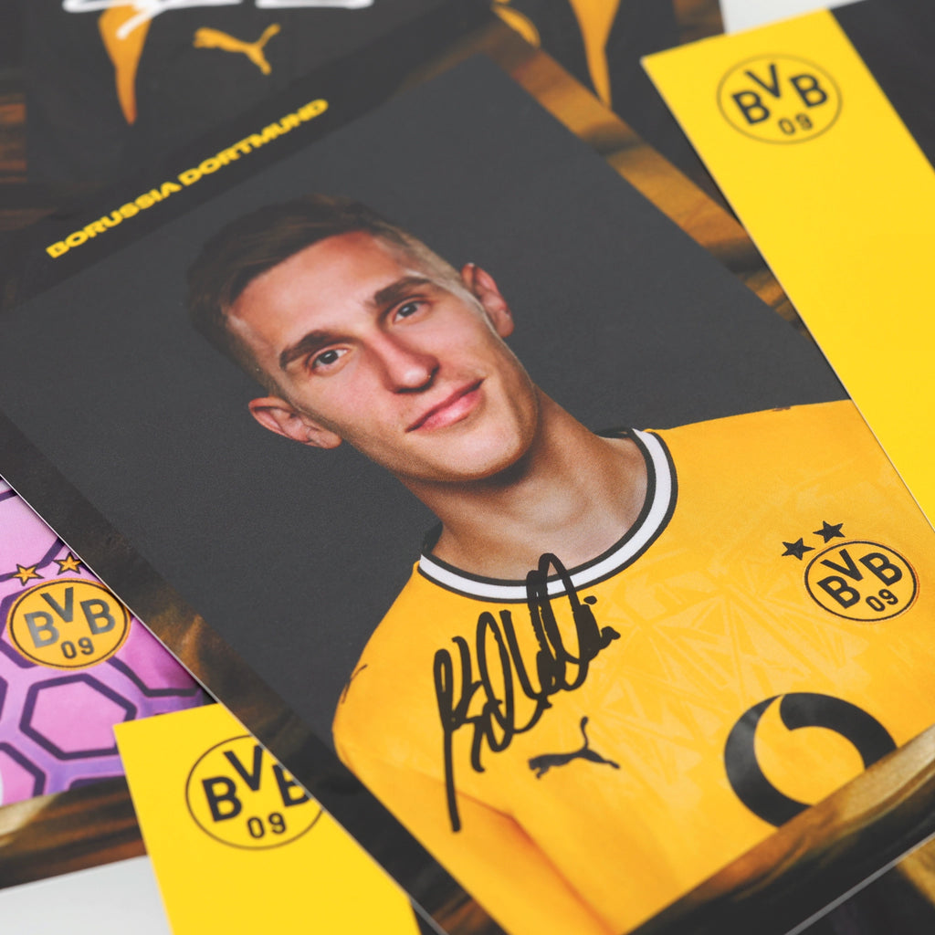Set di figurine autografate del BVB della stagione 2026/27 con firme stampate; il giocatore in primo piano indossa la maglia gialla con lo stemma del BVB e il logo PUMA.