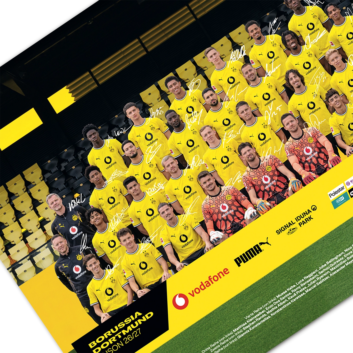 Póster del equipo del BVB para la temporada 2026/27, diseño en negro y amarillo, firmas impresas de los jugadores, logotipos de Puma, Vodafone y Polestar, fotografiado en el SIGNAL IDUNA PARK.
