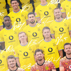 Foto de equipo del BVB con los jugadores vestidos con camisetas amarillas, el logotipo negro de Puma y el logotipo de Vodafone, con las firmas impresas de la temporada 2026/27.