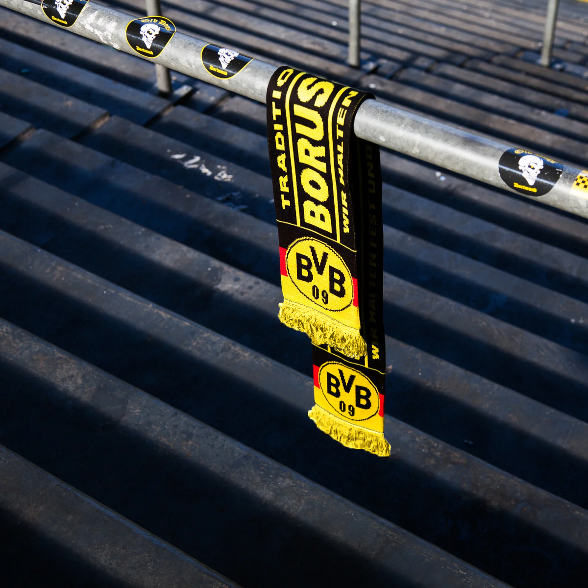 这款黑色和黄色的多特蒙德（BVB）围巾印有俱乐部徽标和字样，非常适合多特蒙德球迷以及前往球场观赛时佩戴。