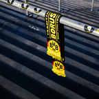 这款黑色和黄色的多特蒙德（BVB）围巾印有俱乐部徽标和字样，非常适合多特蒙德球迷以及前往球场观赛时佩戴。